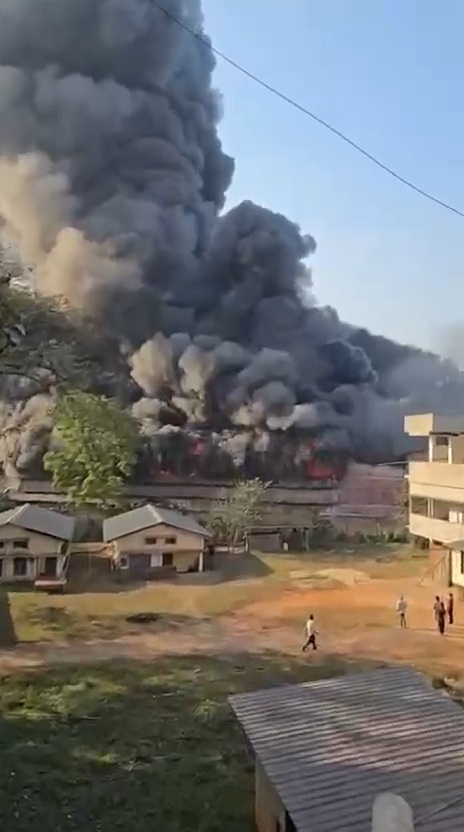 गद्दे की फैक्ट्री में लगी आग करोड़ का नुकसान