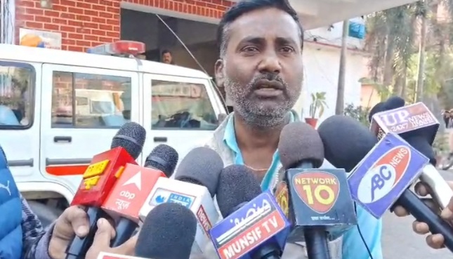 जानकारी देते हुए पीड़ित