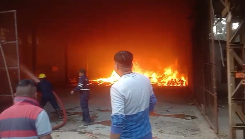 गद्दे की फैक्ट्री में लगी आग करोड़ का नुकसान