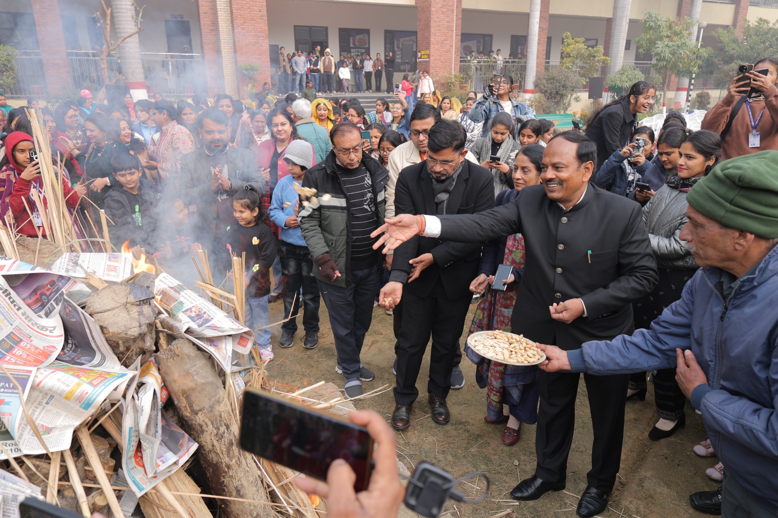 पानीपत के आर्य कॉलेज में लोहड़ी पर पर मूंगफली व रेवाड़ी की आहुति देते प्राचार्य डॉ जगदीश गुप्ता