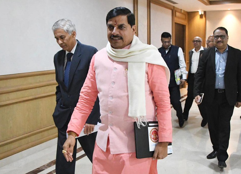 कैबिनेट बैठक में मुख्यमंत्री डॉ. यादव सहित मंत्रि-परिषद के सदस्य टैबलेट के साथ शामिल हुए