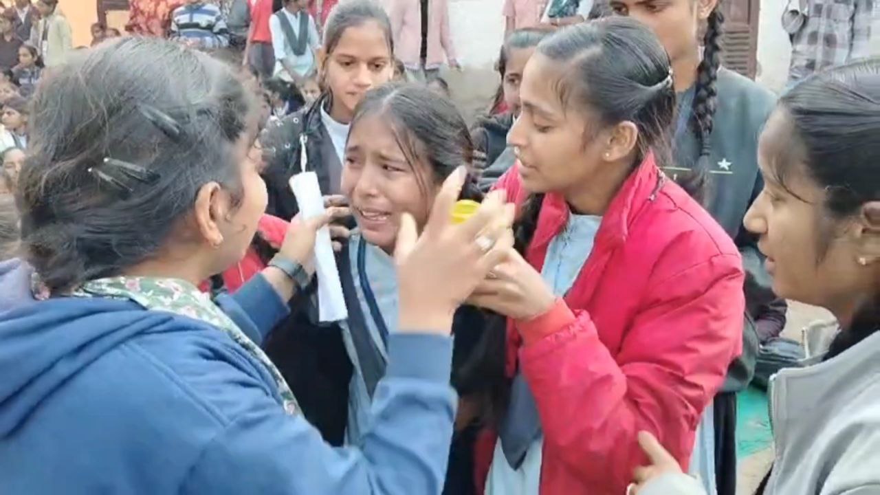 लेक्चरर के ट्रांसफर से नाराज बच्चे, स्कूल के बाहर कटी पूरी रात 600 विद्यार्थियों का अनोखा विरोध, टेंट लगाकर किया धरना-प्रदर्शन