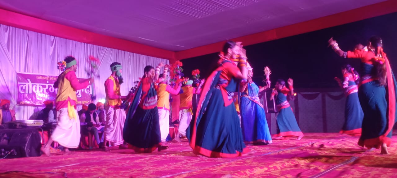 मंच से कार्यक्रम की प्रस्तुति देते हुए कलाकार।