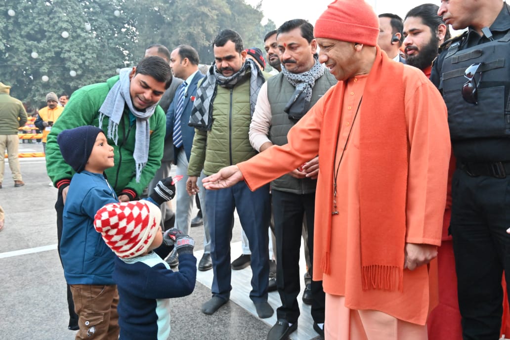 बुधवार भोर से ही बाबा गोरखनाथ को खिचड़ी चढ़ाने के लिए मंदिर में लगी श्रद्धालुओं की लंबी कतार*