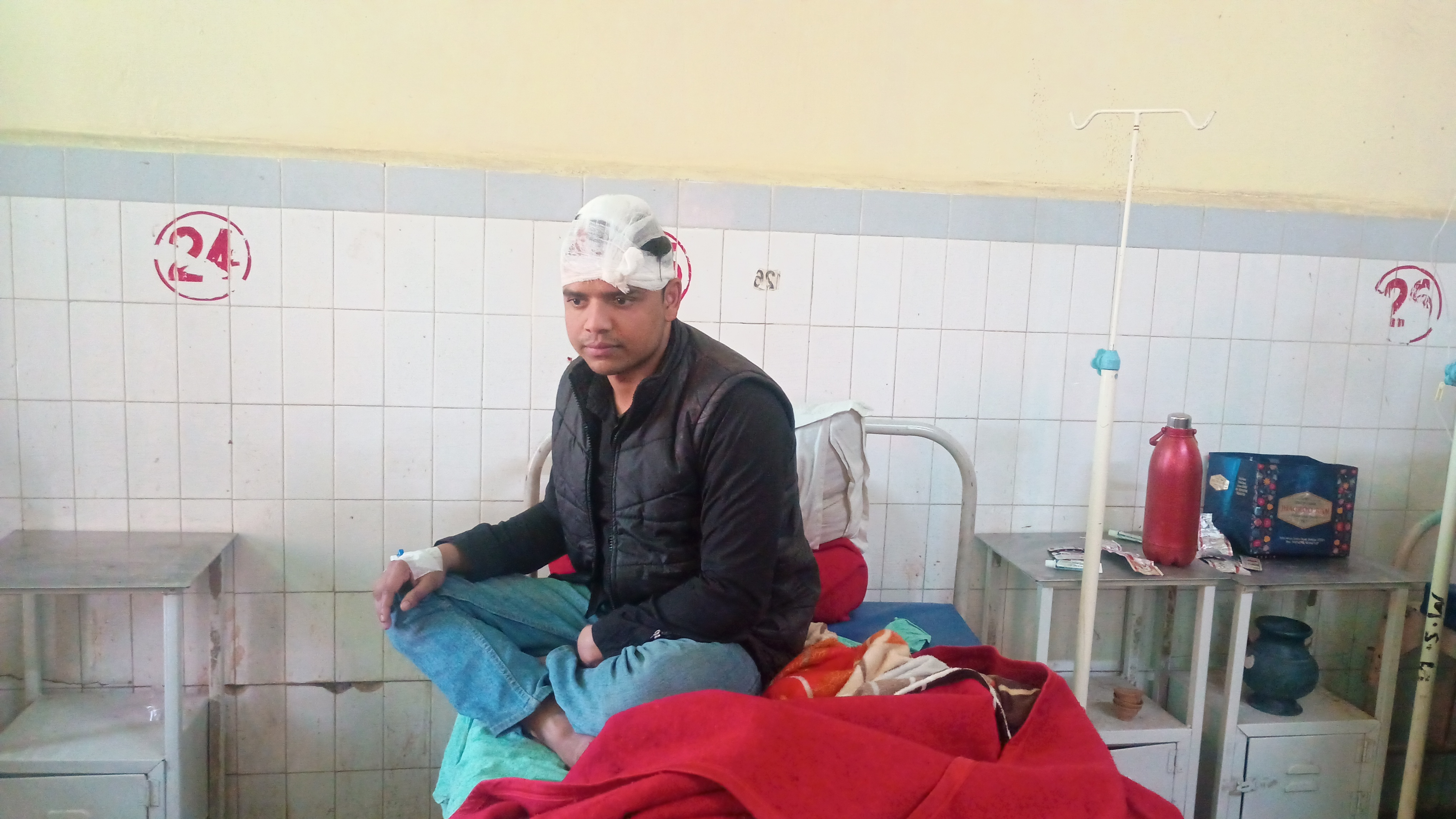 घायल दुकानदार जिला अस्पताल में भर्ती