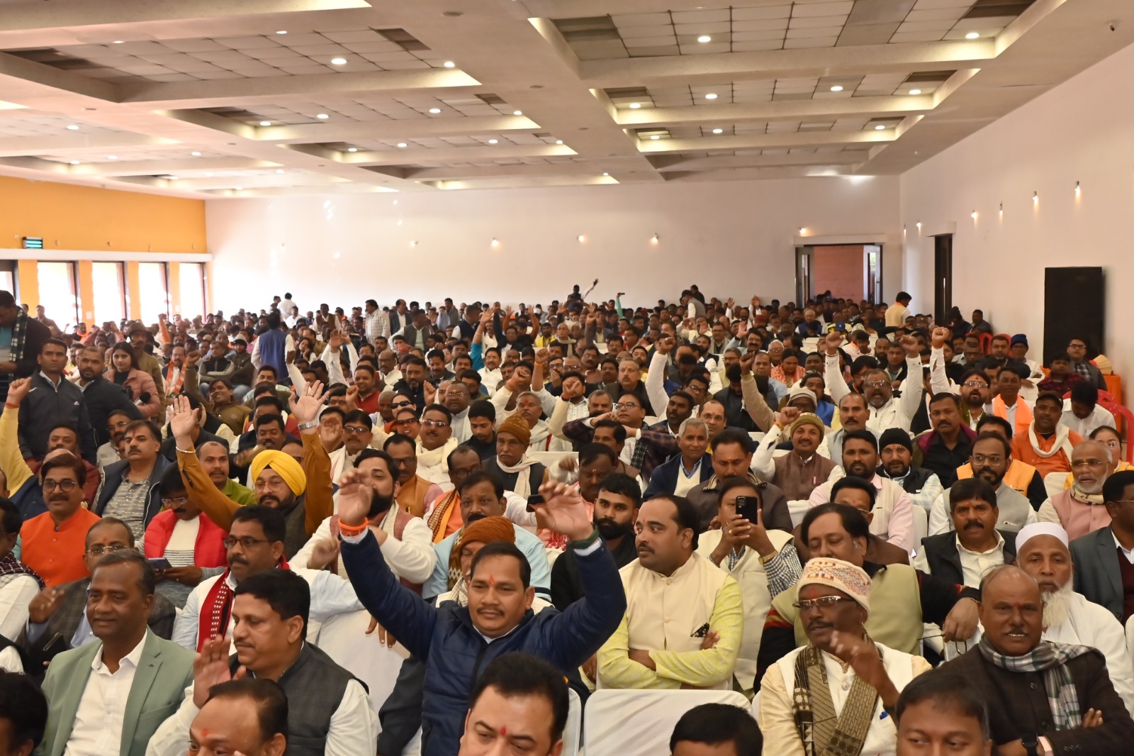 कार्यक्रम में उपस्थित सदस्य