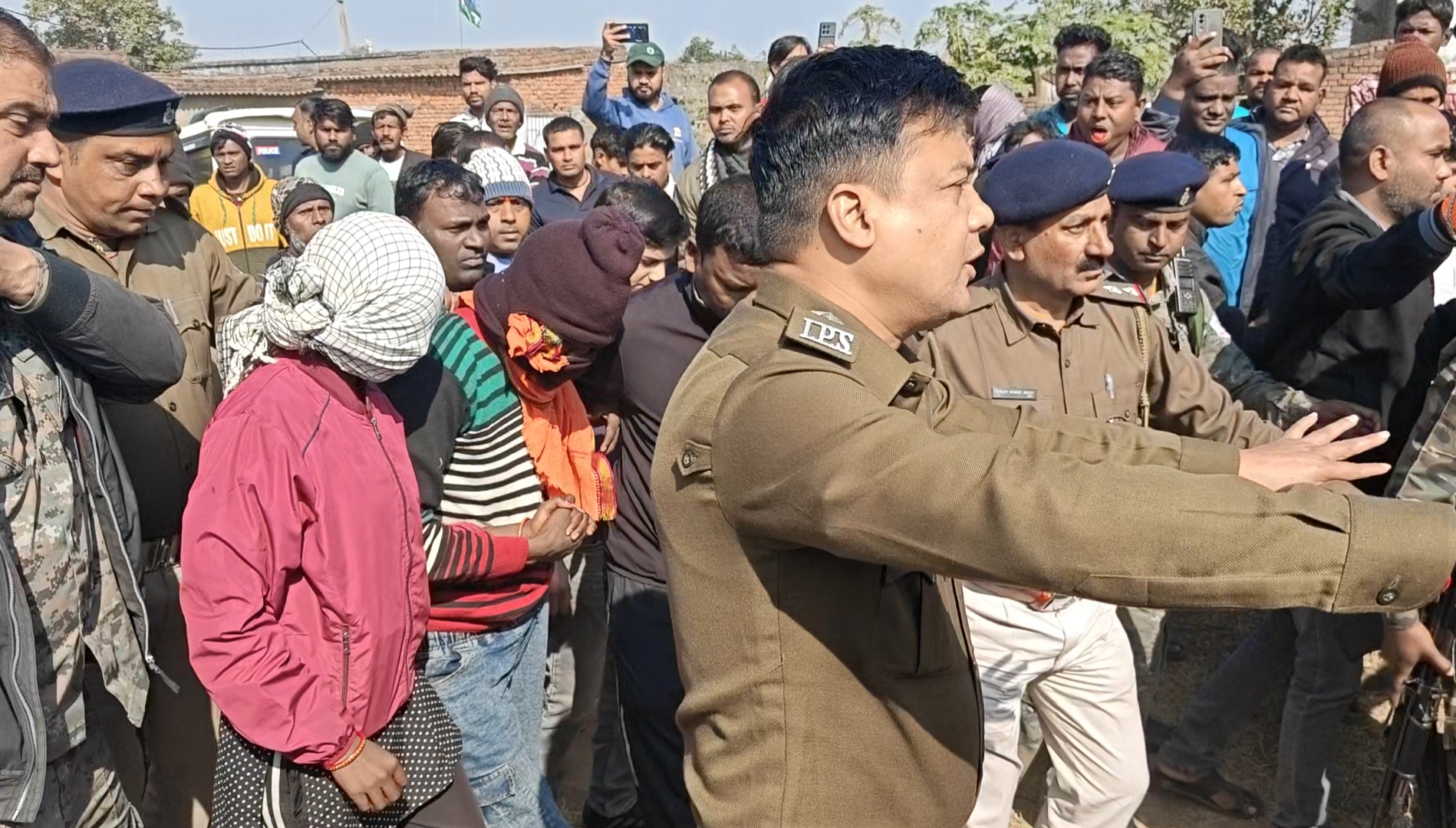 जान्हे मे लगी भीड़