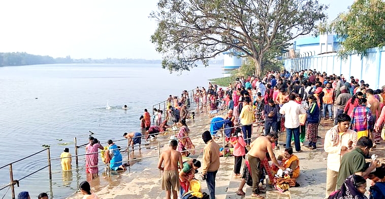 मकर उत्सव पर घाटों में भीड़