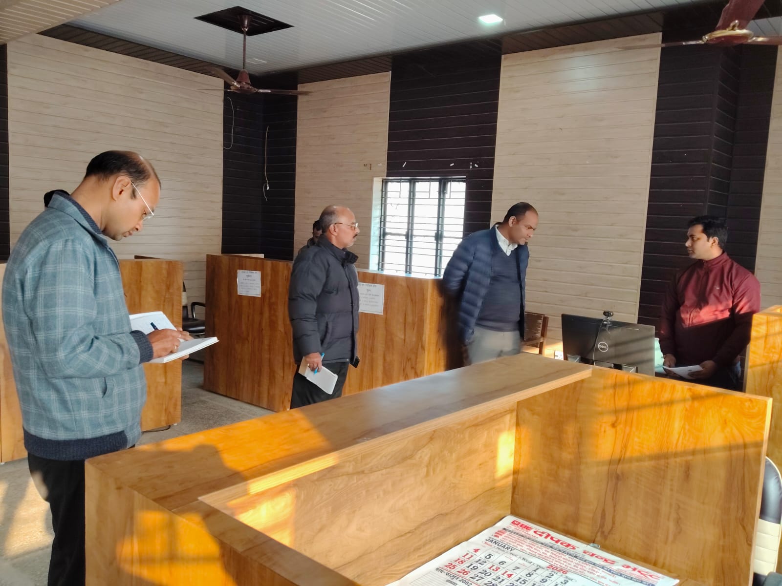 टनकपुर तहसील का निरीक्षण करते जिला अधिकारी टनकपुर तहसील का निरीक्षण करते जिला अधिकारी