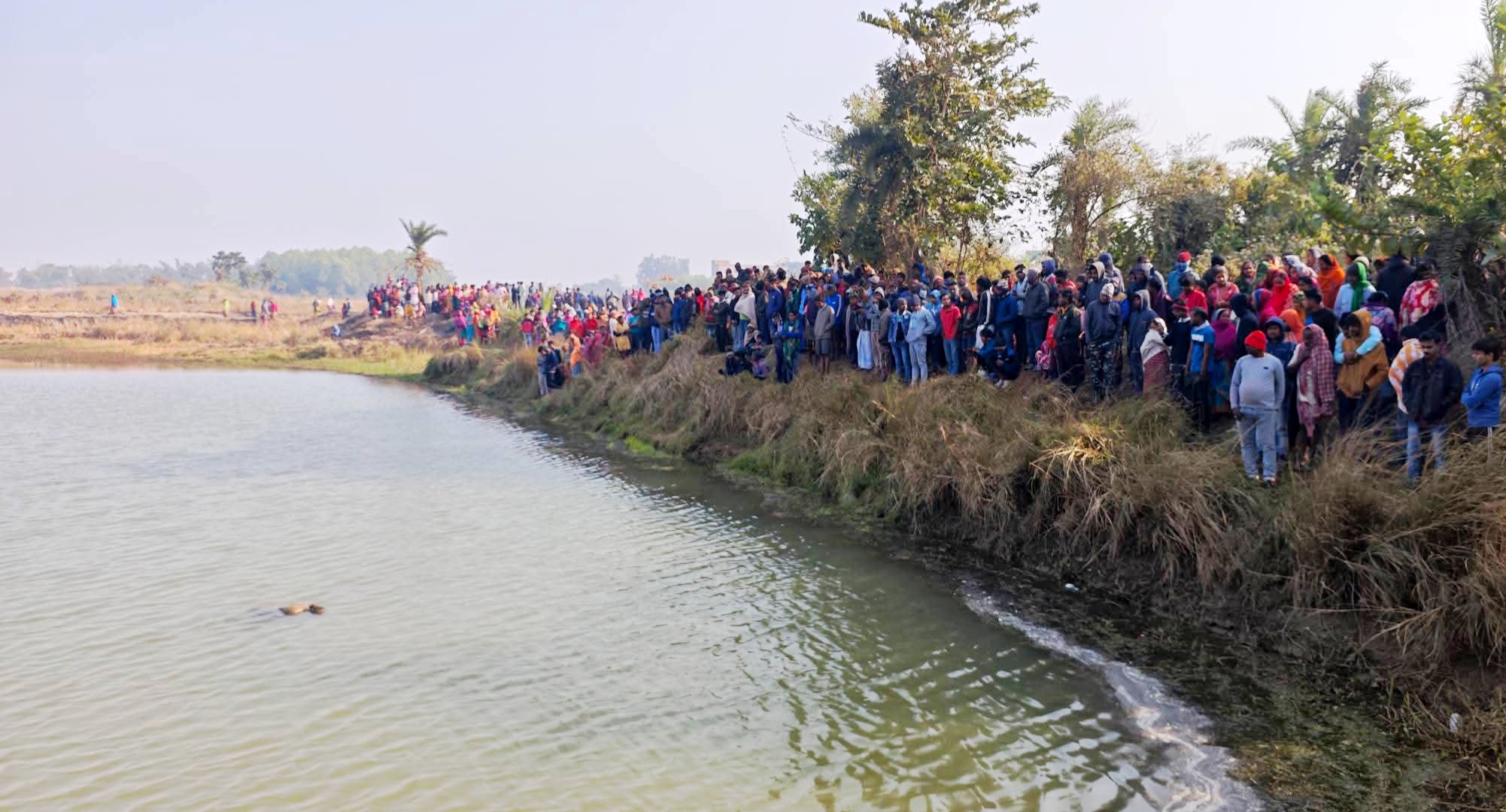 तालाब में तैरती हुई शव