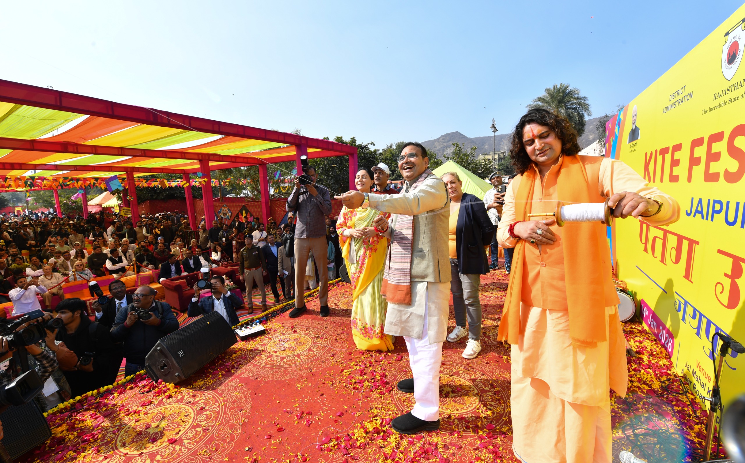 जलमहल की पाल पर काइट फेस्टिवल में मुख्यमंत्री ने उड़ाई पतंग जलमहल की पाल पर काइट फेस्टिवल में मुख्यमंत्री ने उड़ाई पतंग