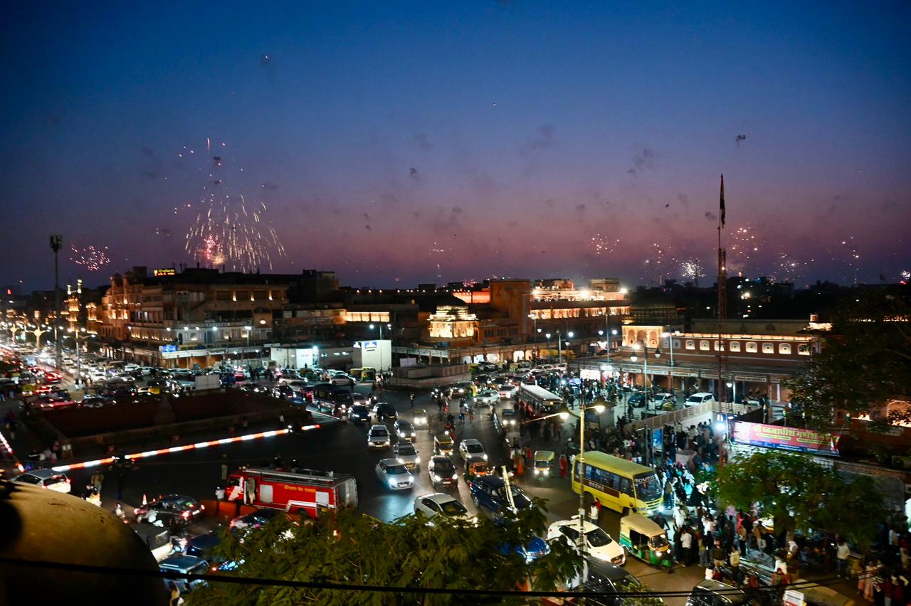 पतंग उत्सव: भव्य आतिशबाजी और आसमान में जगमगाई उड़ती हुई लालटेन