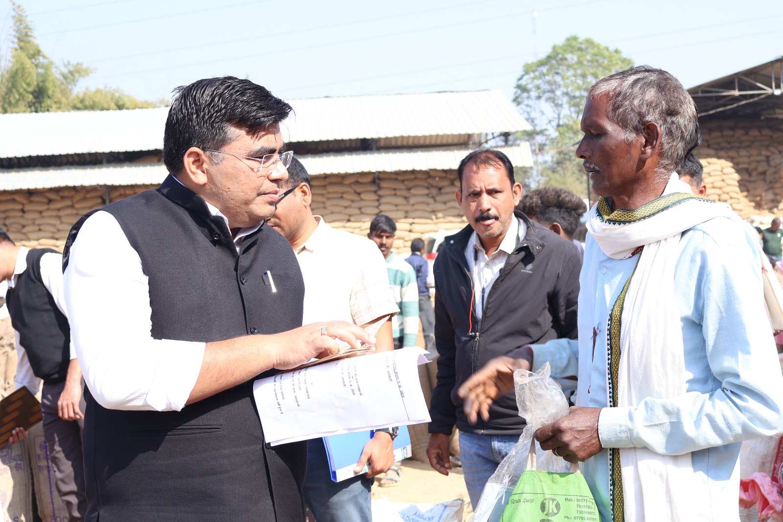 कोरबा में धान खरीदी व्यवस्था का कलेक्टर ने किया औचक निरीक्षण, अव्यवस्थाओं पर सख्त कार्रवाई कोरबा में धान खरीदी व्यवस्था का कलेक्टर ने किया औचक निरीक्षण, अव्यवस्थाओं पर सख्त कार्रवाई