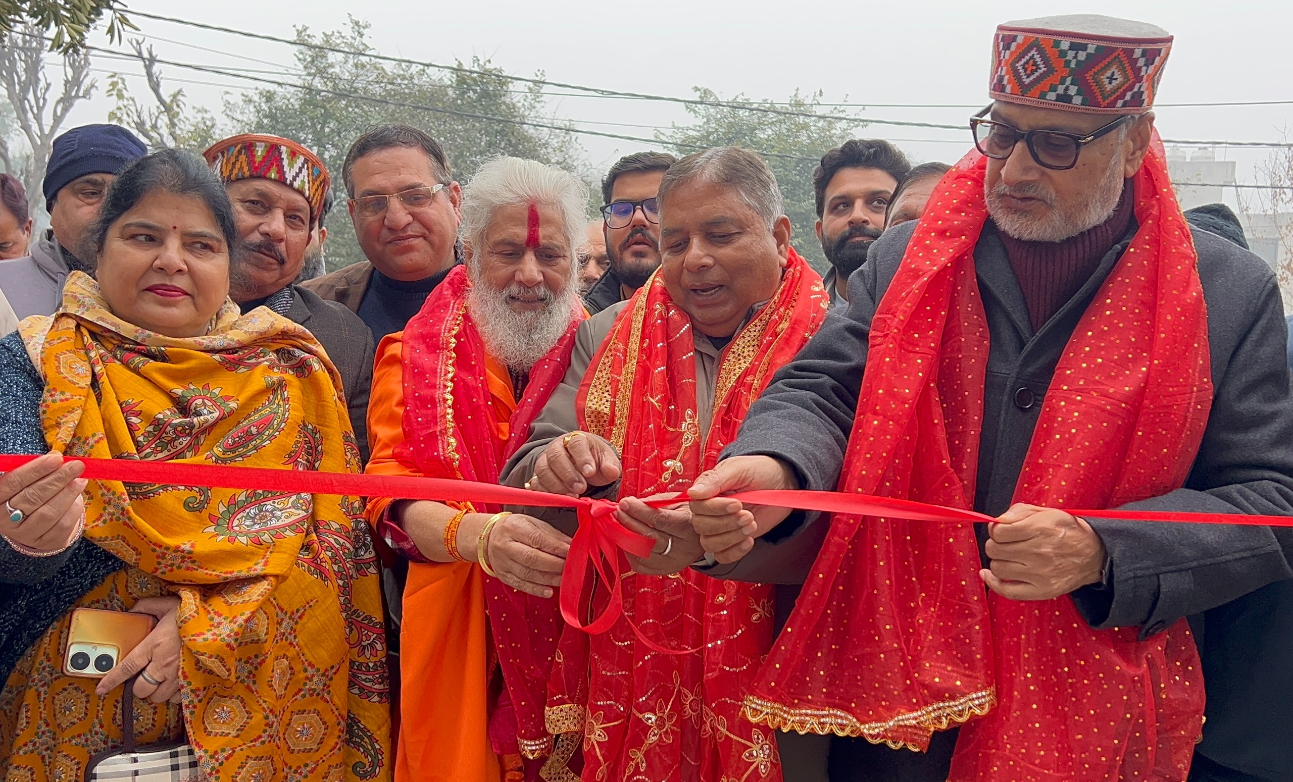 सत शर्मा और शाम लाल शर्मा ने पलौरा में “आप शंभू बिल्डर्स” हार्डवेयर स्टोर का उद्घाटन किया