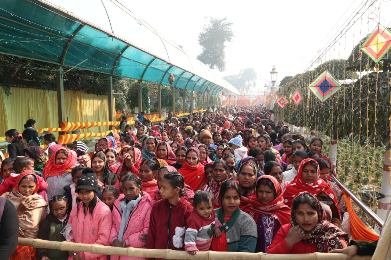 बुधवार भोर से ही बाबा गोरखनाथ को खिचड़ी चढ़ाने के लिए मंदिर में लगी श्रद्धालुओं की लंबी कतार*