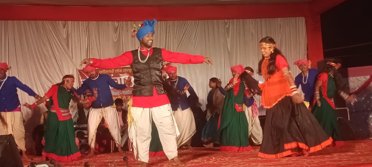 मंच से कार्यक्रम की प्रस्तुति देते हुए कलाकार।