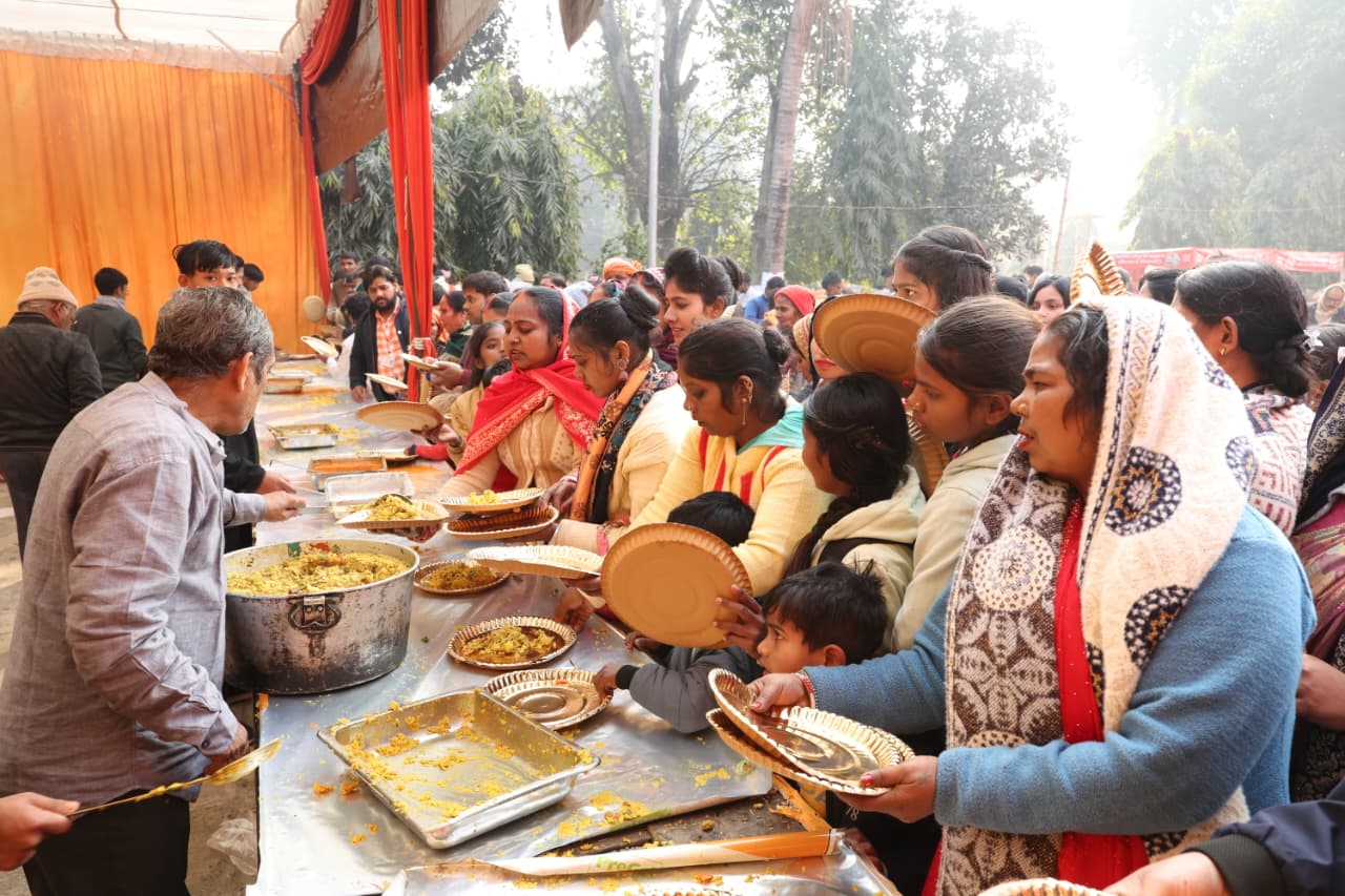 बुधवार भोर से ही बाबा गोरखनाथ को खिचड़ी चढ़ाने के लिए मंदिर में लगी श्रद्धालुओं की लंबी कतार*