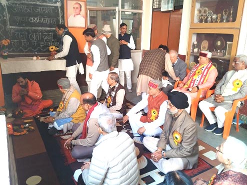 पूजन करते अतिथिगण