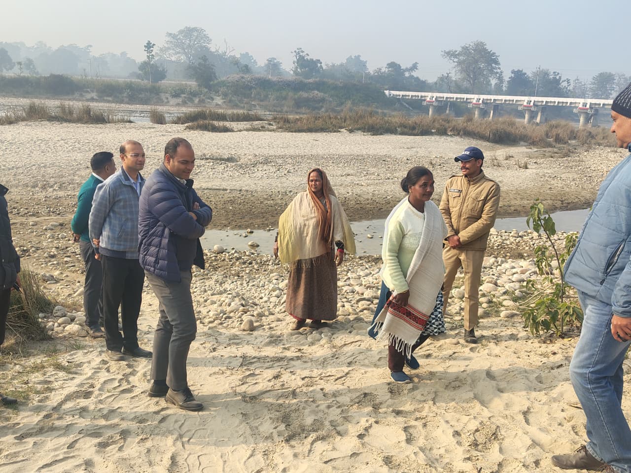 टनकपुर में बाढ़ प्रभावित क्षेत्र का निरीक्षण करते जिला अधिकारी