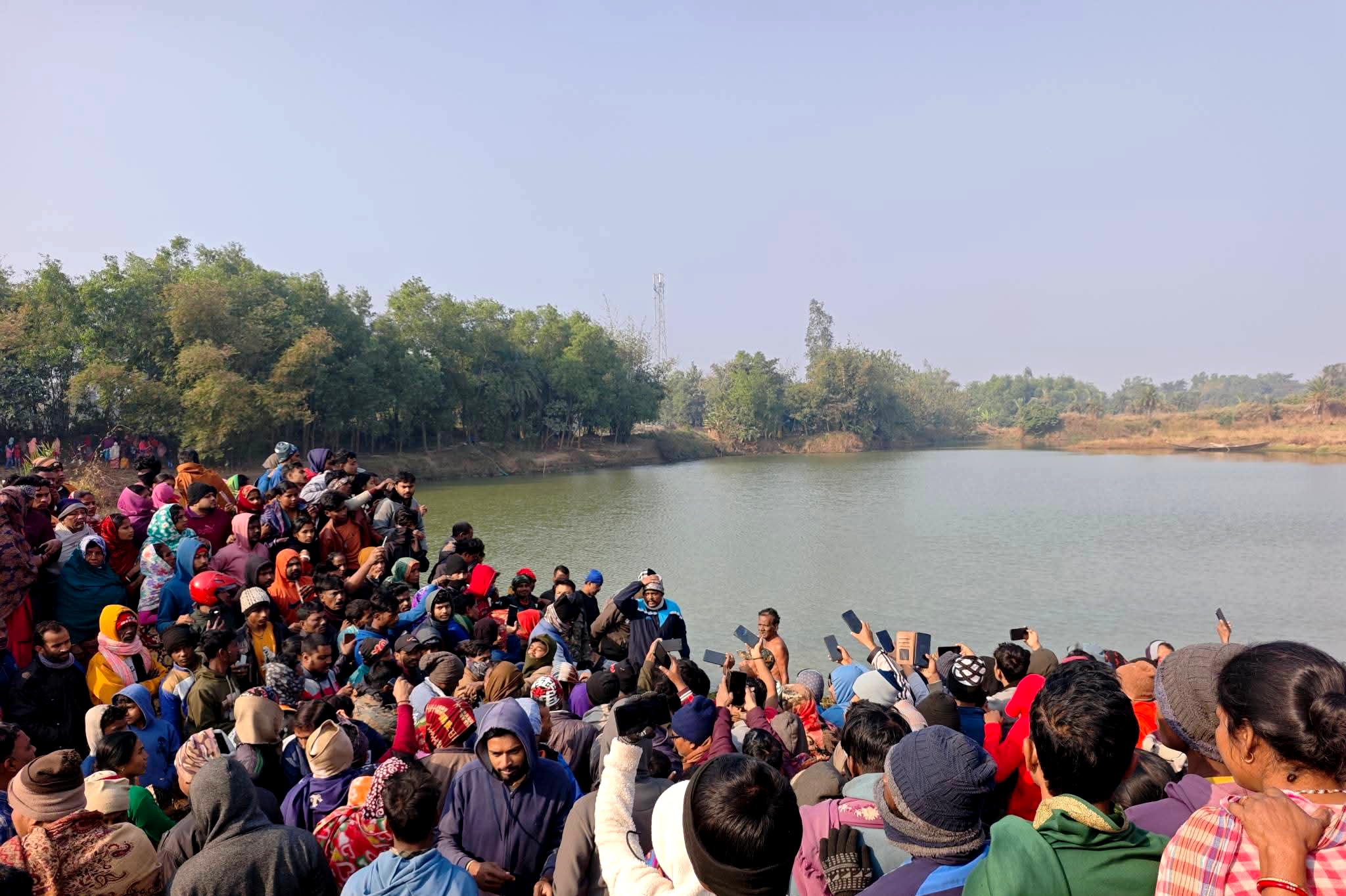 उमड़ी भीड़ शव मिलने के बाद