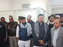 विधायक विष्णु खत्री देर रात अस्पताल पहुंचे