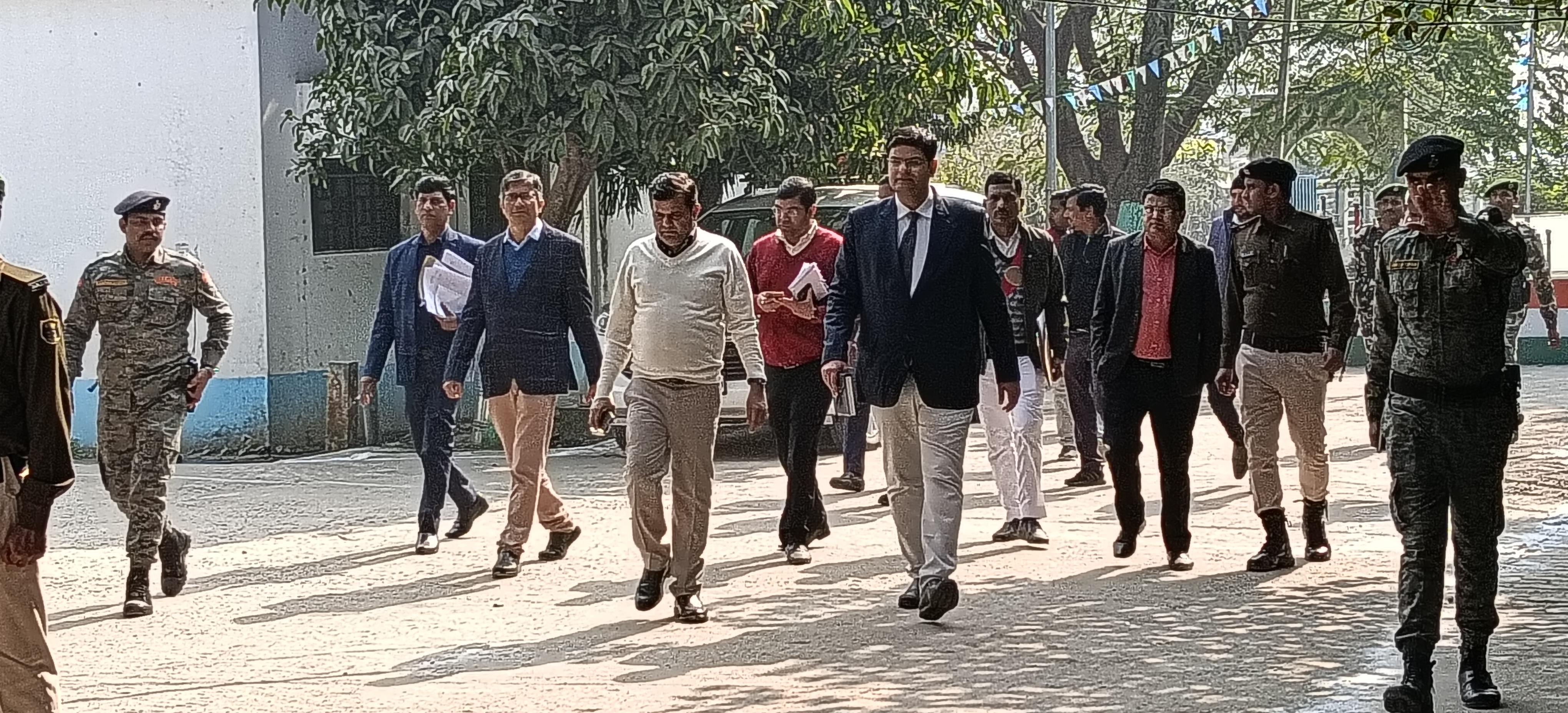 अररिया फोटो:डीएम और अन्य अधिकारियों के साथ जायजा लेते आयुक्त