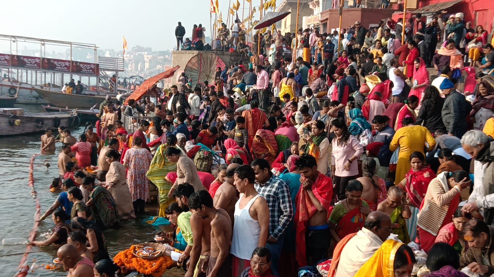 वाराणसी में गंगा स्नान करते श्रद्धालु