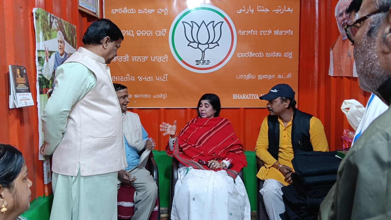 भारती घोष खड़गपुर में कंबल वितरण कार्यक्रम में