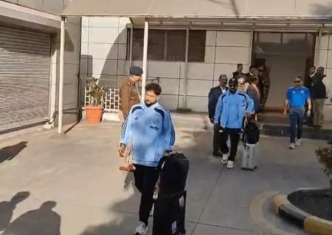 इंदौर पहुंचे भारतीय खिलाड़ी एयरपोर्ट से बाहर आते हुए