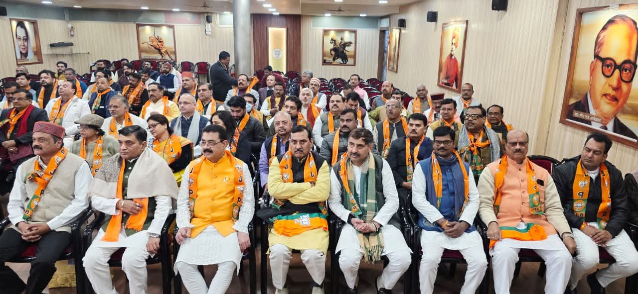 भाजपा के विभिन्न मोर्चों और प्रकोष्ठों की बैठक करते प्रदेश अध्यक्ष पंकज चौधरी, प्रदेश महामंत्री संगठन धर्मपाल सिंह व अन्य पदाधिकारी