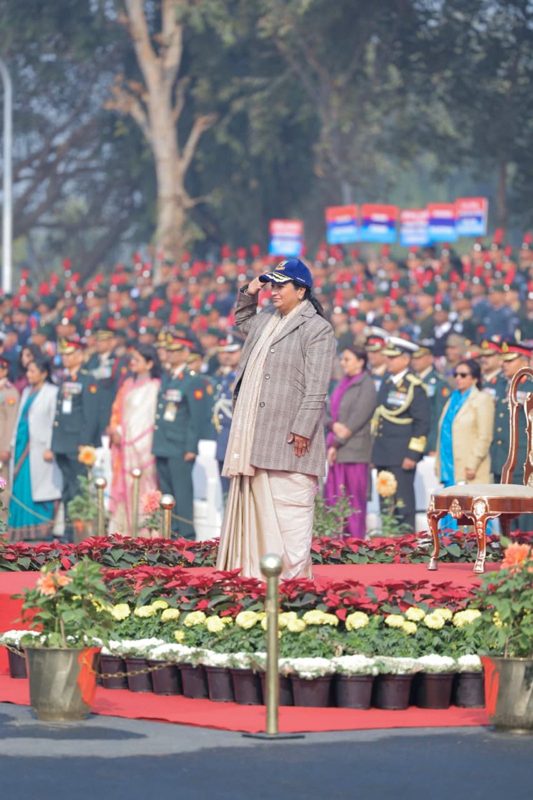 दिल्ली छावनी के कारियाप्पा परेड में एनसीसी की गणतंत्र दिवस शिविर के दौरान गार्ड ऑफ ऑनर लेते हुए दिल्ली की मुख्यमंत्री रेखा गुप्ता