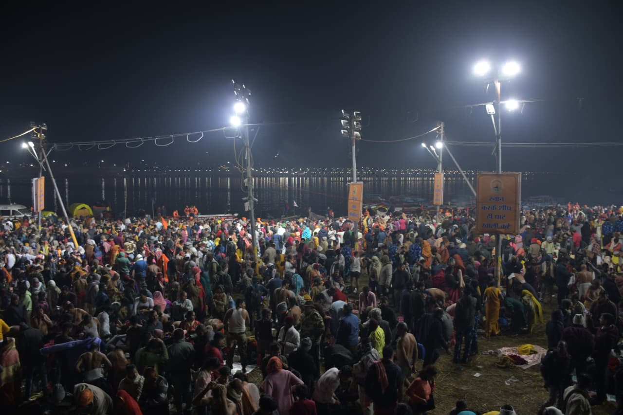 प्रयागराज के माघ मेले में श्रद्धालुओं का सैलाब