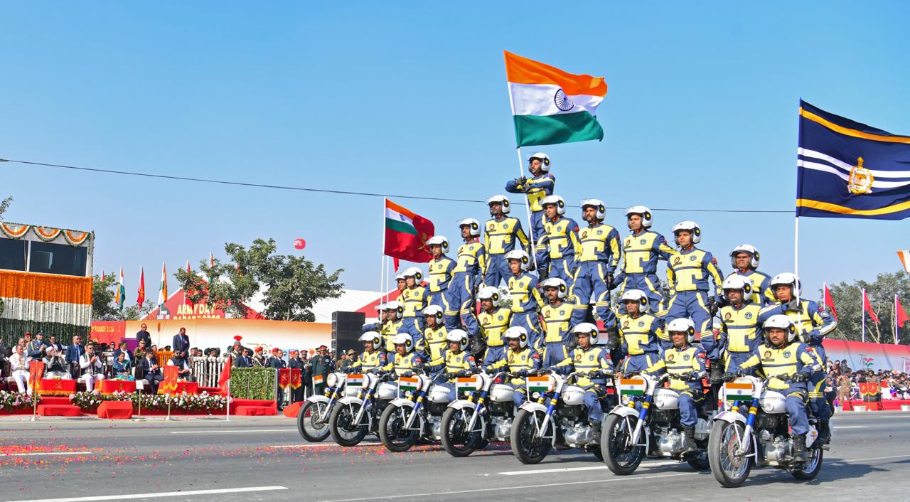 आधुनिक हथियारों के प्रदर्शन के बीच मुख्यमंत्री ने बढ़ाया सेना का मनोबल