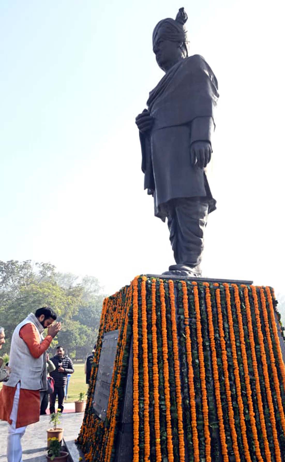 नवीनीकृत ताऊ देवी लाल टाउन पार्क का उद्घाटन करने उपरांत भारत के उप-प्रधानमंत्री स्व. चौ. देवी लाल की प्रतिमा पर पुष्प अर्पित कर नमन करते हुए।
