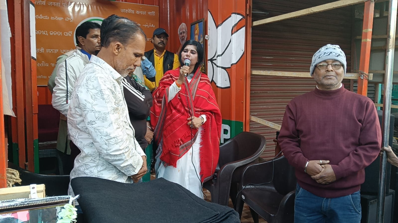 भारती घोष खड़गपुर में कंबल वितरण कार्यक्रम में