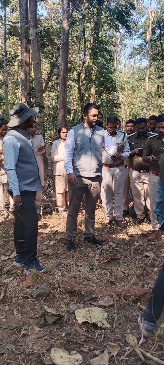 बाघ आंकलन सर्वे शुरू होने से पहले यंग स्ट्रिप्स एप की जानकारी देते हुए डीएफओ जाधव श्रीकृष्ण सहित अन्य अधिकारी।