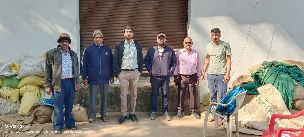 कार्रवाई के दौरान उपस्थित प्रशासनिक अधिकारी कर्मचारी।