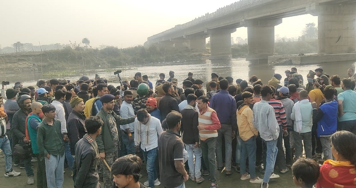 मुजफ्फरपुर नदीं के किनारे चार शवों को पोस्टमार्टम के लिए भेजते पुलिस अधिकारीगण