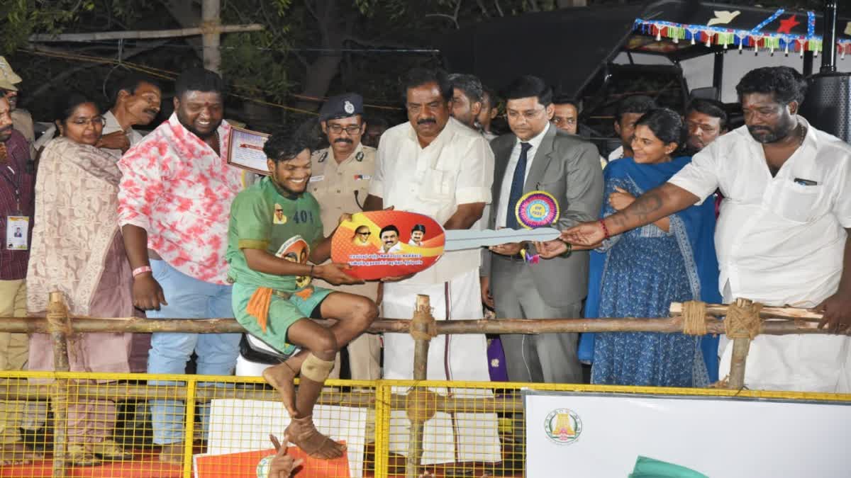 बालामुरुगन ने पहला पुरस्कार जीता।