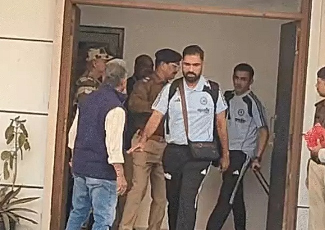 इंदौर पहुंचे भारतीय खिलाड़ी एयरपोर्ट से बाहर आते हुए