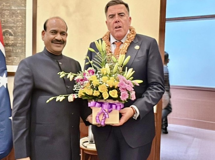ऑस्ट्रेलिया के हाउस ऑफ रिप्रेजेंटेटिव्स के स्पीकर मिल्टन डिक के साथ ओम बिड़ला