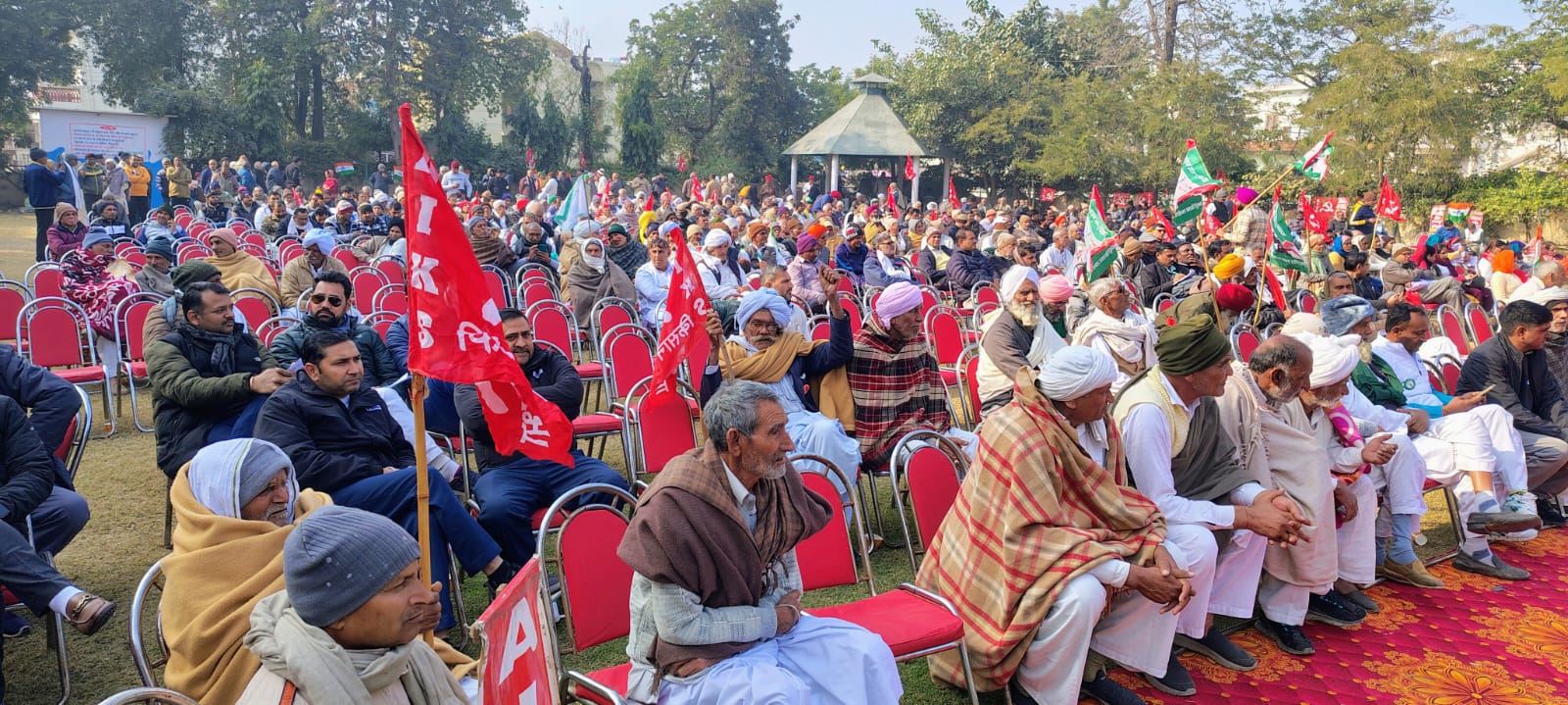 सम्मेलन में मौजूद कर्मचारी व अन्य।