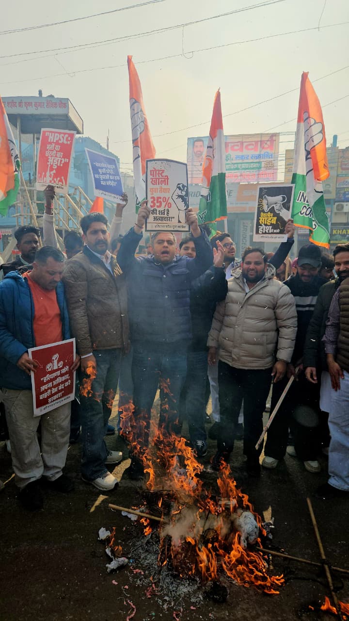 एचपीएससी चेयरमैन का पुतला फूंकते कांग्रेस कार्यकर्ता।