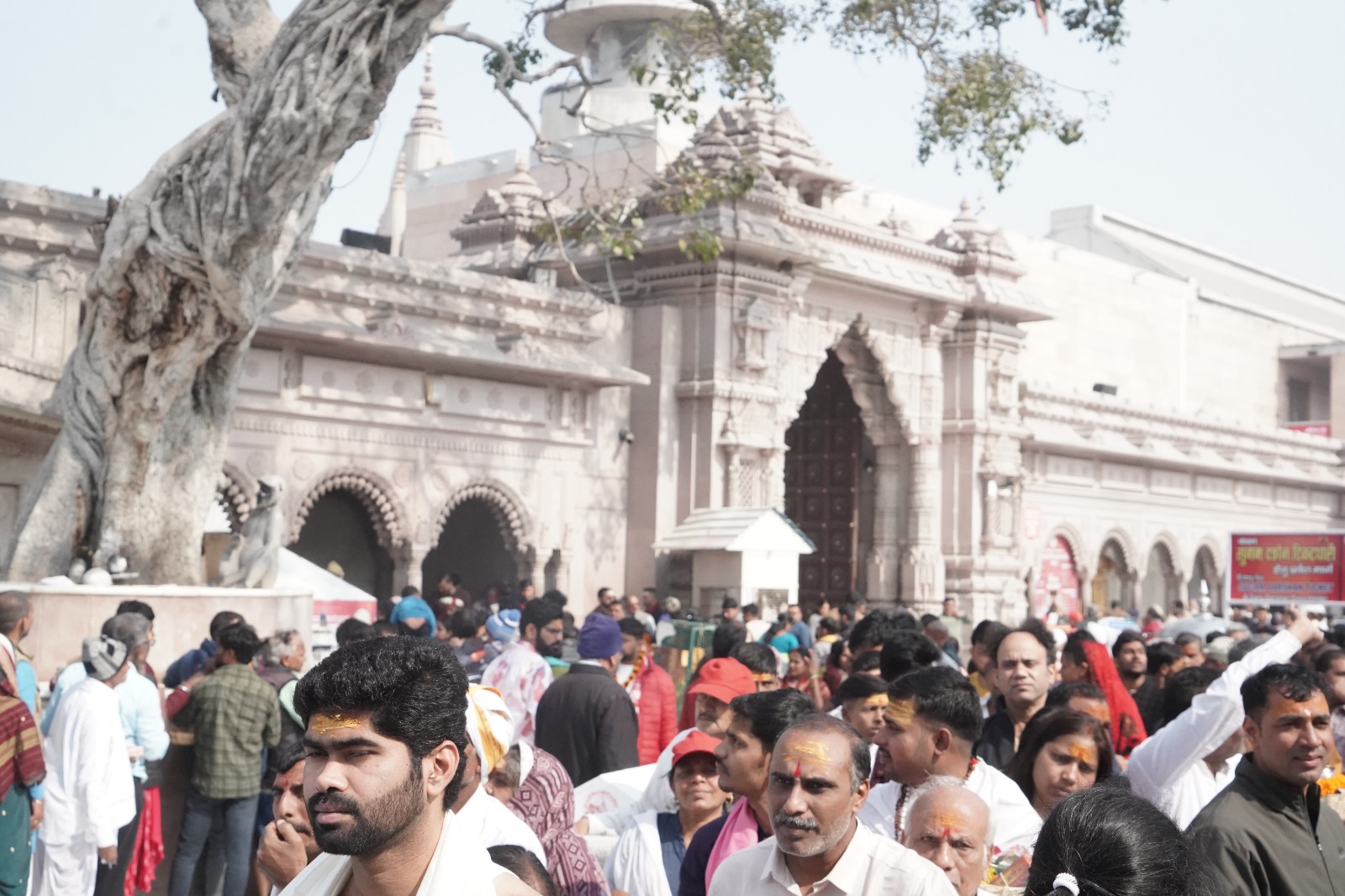 श्री काशी विश्वनाथ दरबार में कतारबद्ध श्रद्धालु