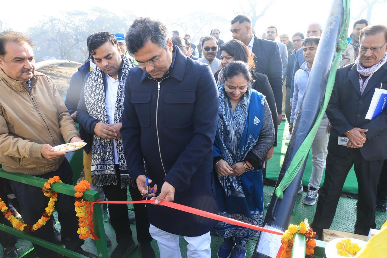 नजफगढ़ ड्रेन  में शुक्रवार को ‘वॉटर मास्टर’ मशीन का जलावतरण करते दिल्ली के जल मंत्री प्रवेश साहिब सिंह