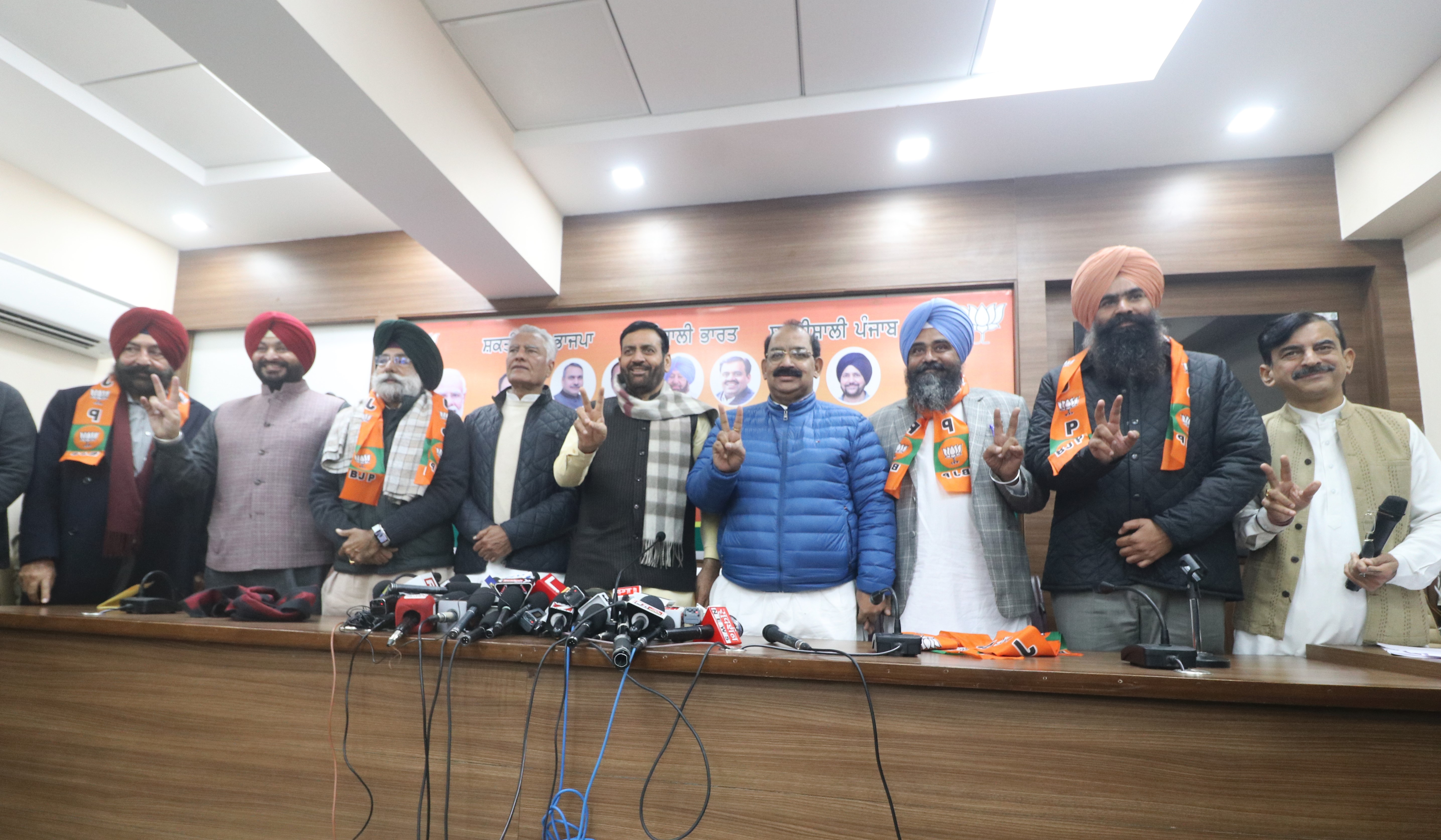 हरियाणा के मुख्यमंत्री नायब सैनी पंजाब में विभिन्न नेताओं काे भाजपा में शामिल करवाते हुए