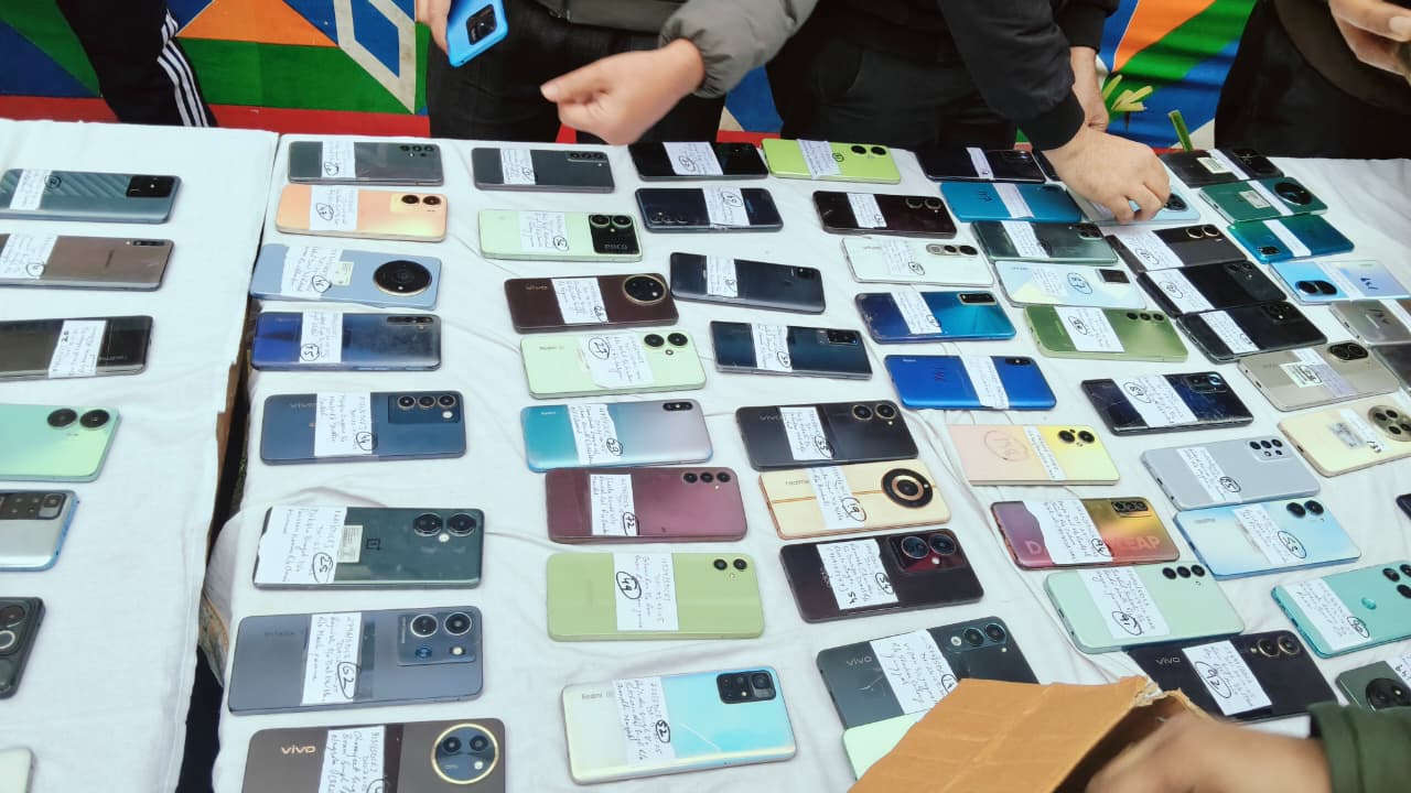 जम्मू जिला पुलिस ने वर्ष 2025 के दौरान 1.75 करोड़ रुपये मूल्य के 746 गुम और चोरी हुए स्मार्टफोन बरामद किए