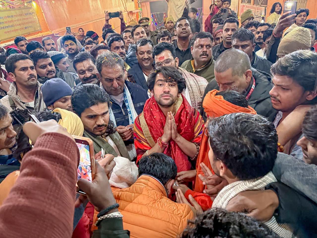 तपोभूमि चित्रकूट पहुंचे बागेश्वर धाम के पीठाधीश्वर धीरेन्द्र कृष्ण शास्त्री ने किया कामदगिरि पर्वत की परिक्रमा