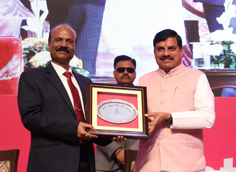 मुख्यमंत्री को स्मृति चिन्ह भेंट किया गया।