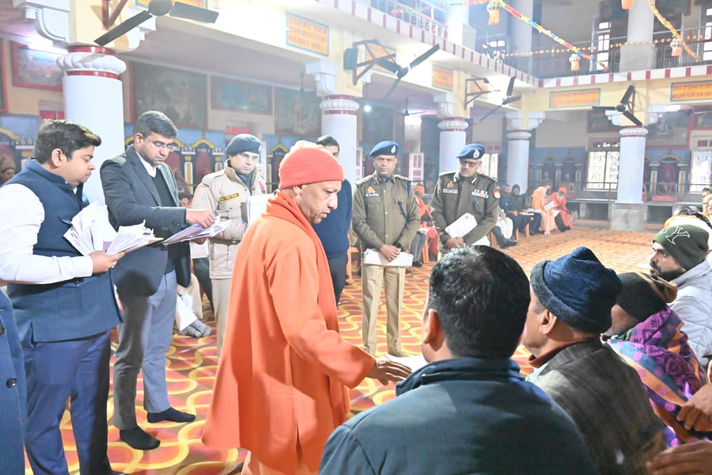 जनता दर्शन में सीएम योगी आदित्यनाथ ने दिए अधिकारियों को निर्देश*